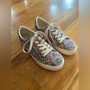 Woman’s Taos Footwear ZSoul Floral Shoes